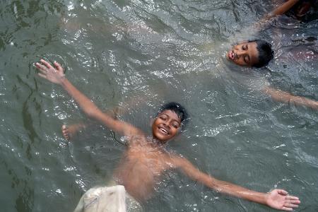 Abkühlung im Buriganga, einem der am stärksten verschmutzten Flüsse Bangladeschs