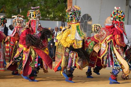 Kostümierte Menschen treten beim jährlichen Maskenfest in Porto-Novo, Benin, auf.