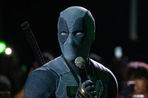Als grauer Deadpool: Ryan Reynolds überrascht Fans bei Comic Con