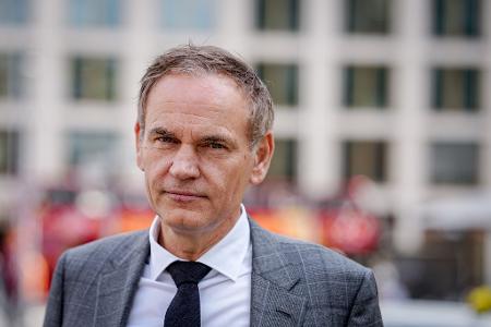 Für ihn könnte das Porsche-Sparpaket noch zum Problem werden: VW-Chef Oliver Blume. (Archivbild)