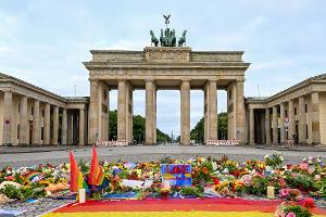 Am Brandenburger Tor wird dem Anschlag gedacht. 