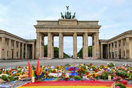 Am Brandenburger Tor wird dem Anschlag gedacht. 