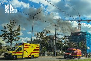 © Feuerwehr Dresden Dachstuhlbrand mit RTW und Einsatzleitwagen