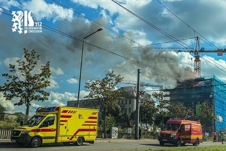 © Feuerwehr Dresden Dachstuhlbrand mit RTW und Einsatzleitwagen