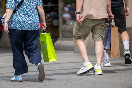Shoppen für sich selbst: Für viele Bundesbürger gehört das nach einer Umfrage zu Leben dazu