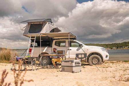 Abenteuer pur: Prime Tech Wasteland Dachzelt auf einem Pickup, bereit für die Wildnis. Staubige Pisten, endlose Weiten und das Gefühl von Freiheit – Camping wie im echten Outback.