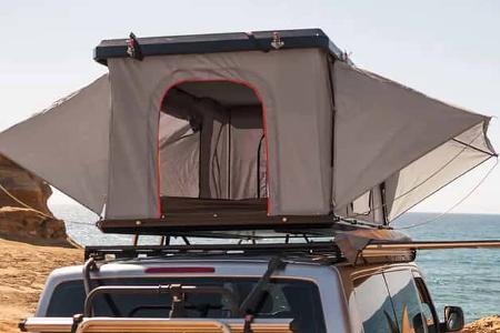 aufgeklapptes Dachzelt, Hartschale, Prime Tech Utah Dachzelt am Strand