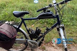 Fahrrad mit selbst angebautem Verbrennungsmotor und Benzintank