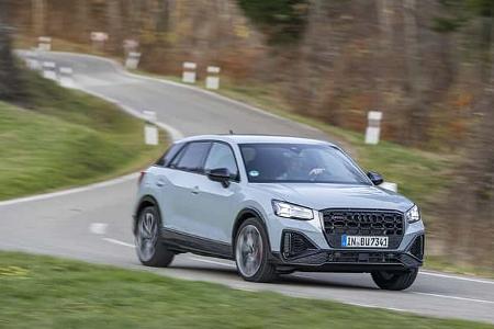 Audi SQ2 TSFI quattro S-tronic auf einer kurvigen Landstraße, fahrend in herbstlicher Umgebung.
