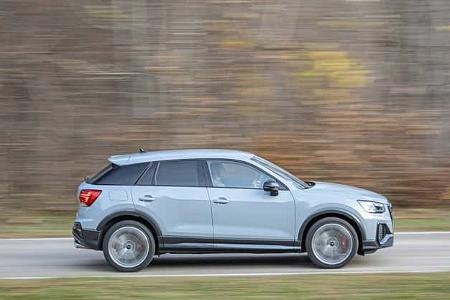 Audi SQ2 TSFI quattro S-tronic fährt auf einer Landstraße, Seitenansicht, unscharfer Hintergrund durch Mitzieheffekt.