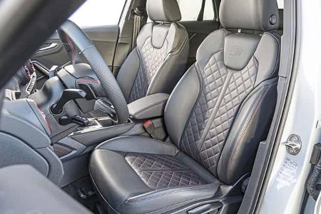 Innenraum des Audi SQ2 TSFI quattro S-tronic mit Sportsitzen in Leder und roten Kontrastnähten, Blick auf Fahrersitz und Beifahrersitz.
