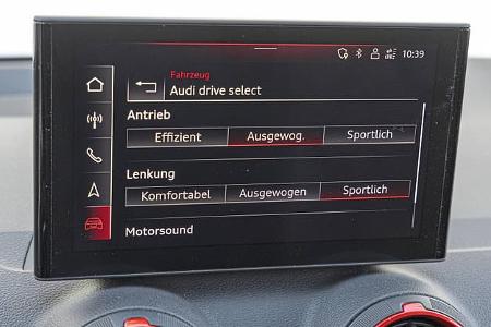 Zentraldisplay des Audi SQ2 TSFI quattro S-tronic mit Drive-Select-Menü im Innenraum.