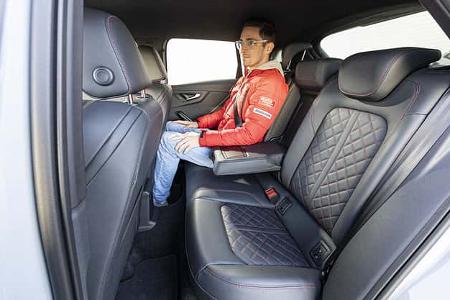 Innenraumaufnahme eines Audi SQ2 TSFI quattro S-tronic, Rücksitzbank mit einer Person auf der rechten Seite.