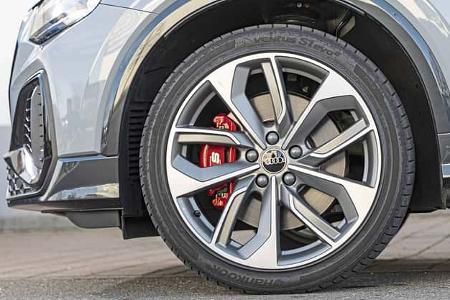 Detailaufnahme des Vorderrads eines Audi SQ2 TSFI quattro S-tronic, Fokus auf Felge und Bremssattel.