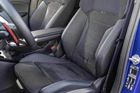 BMW X1 M35i xDrive Vordersitze, Detailaufnahme Innenraum, Sportsitze mit M-Logo und blauer Ziernaht.