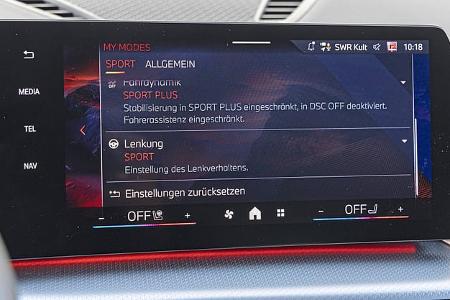 Zentraldisplay des BMW X1 M35i xDrive mit Anzeige der Fahrmodi und Sporteinstellungen im Innenraum.