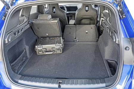 BMW X1 M35i xDrive, Kofferraumansicht mit umgeklappter Rückbank und Transportkoffer.
