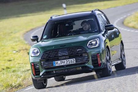 Ein Mini JCW Countryman 4all fährt auf einer kurvigen Landstraße, frontal aufgenommen.