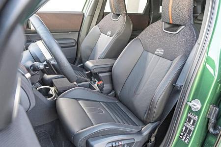 Innenraum des Mini JCW Countryman 4all, Fokus auf Vordersitze und Cockpit.
