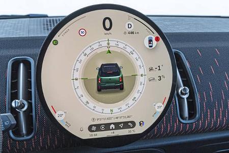 Digitales Cockpit-Display des Mini JCW Countryman 4all mit zentralem Rundinstrument und Fahrzeuganzeige.