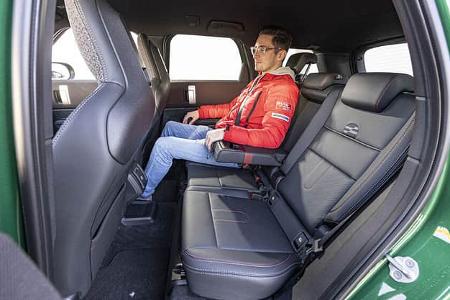 Innenraumaufnahme eines Mini JCW Countryman 4all mit einer Person auf der Rückbank.