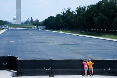 Passanten spähen in Washington über den Zaun