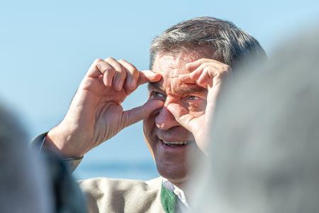 Den Blick fokussiert - Söder berät auf Ausflugsschiff am Starnberger See über Umweltpolitik