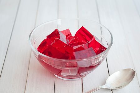 Geschnittener Wackelpudding in einer Glasschale