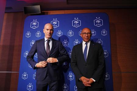 Verbandspräsident Philippe Diallo präsentiert Zinedine Zidane als neuen Frankreich-Trainer