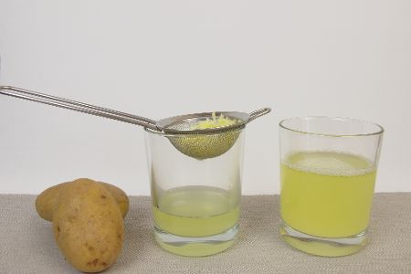 Glas mit frisch aufgepresstem Kartoffelsaft