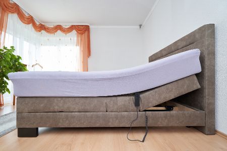 Bett mit leicht erhöhter Kopfposition