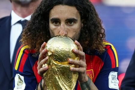 Spaniens Cucurella sticht sich De La Fuente auf den Trizeps