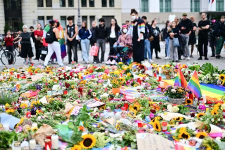 Beim Terroranschlag am Berliner CSD wurden eine Frau getötet und zahlreiche Menschen verletzt. 