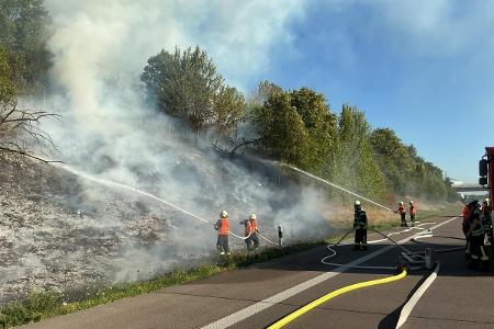 Brandbekämpfung beim Böschungsbrand
