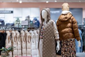 Nur 27 Prozent wären bereit, etwa für gute Beratung in Mode-, Schuh- oder anderen Geschäften, ein Trinkgeld zu geben. (Archivbild)