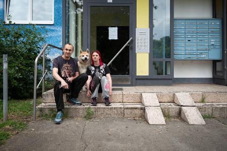 Das Paar teilt sich eine Einzimmerwohnung im elften Stock des Hochhauses. 