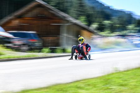 Und vorbei war er: Marcel Paul aus Hessen hat mit einem umgebauten Bobby-Car einen Geschwindigkeitsrekord aufgestellt. 