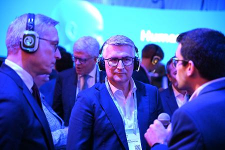 Ein neuer Chef soll es richten: Santiago Argelich Hesse (Mitte) neben Bundesdigitalminister Karsten Wildberger (CDU, links) beim Rundgang über den Telefónica-Messestand bei der Digitalmesse MWC in Barcelona im März.