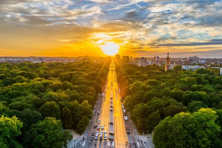 Allee im Tiergarten und Berliner Skyline