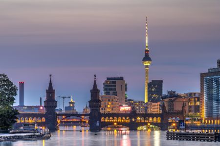 Skyline von Berlin mit Fernsehturm und Spreebrücke