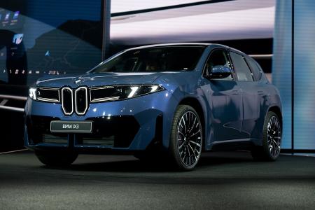 Der iX3 ist das erste Serienfahrzeug der Neuen Klasse. Nach ihrer Entwicklung will BMW auch die Entwicklungskosten senken. (Archivbild)