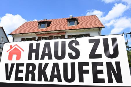 Bei den Hauspreisen gibt es in Deutschland riesige Unterschiede: In den großen Metropolen für die Mehrheit unbezahlbar, in strukturschwachen Regionen im Norden und Osten günstig. (Symbolbild)