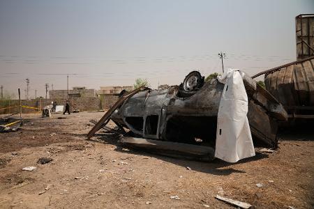 Ein bei den US-saudischen Angriffen im Irak beschädigtes Fahrzeug auf dem Stützpunkt einer proiranischen Miliz.