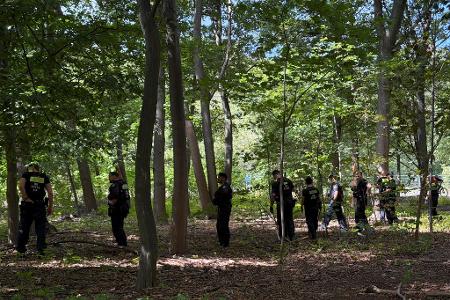 Im Berliner Tiergarten suchen Polizisten offenbar weitere Beweismittel zum Terroranschlag vom vergangenen Samstag. 