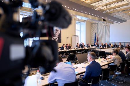 Im Innenausschuss des Berliner Abgeordnetenhauses stand unter anderem Innensenatorin den Abgeordneten Rede und Antwort. 