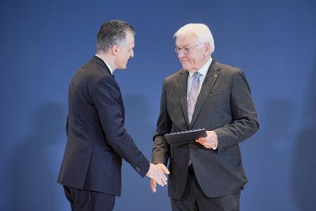 Am Mittag erhielt Frei vom Bundespräsidenten die Entlassungsurkunde. 