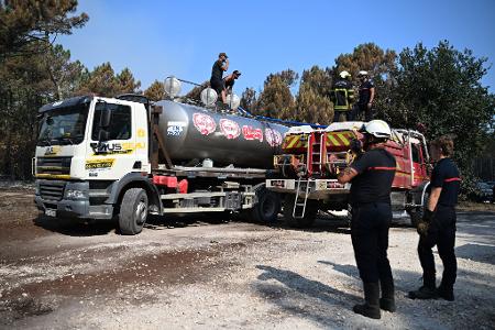 Viele Freiwillige unterstützen den Einsatz der Feuerwehr, unter anderem, in dem sie mit privaten Tankwagen Wasser für die Feuerwehr herbeischaffen.