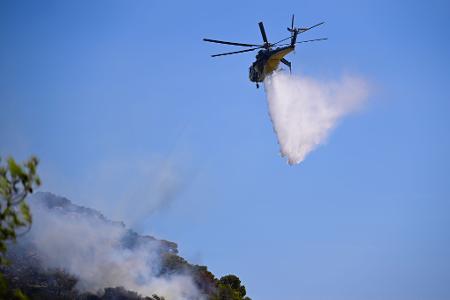 Der Wind ist so stark, dass die Löschflugzeuge und -hubschrauber die Löscharbeiten einstellen mussten. (Archivbild)