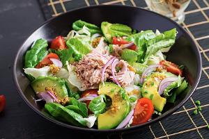 Sommersalat mit Thunfisch, Tomaten und Avocado