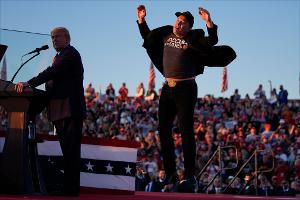 Im Präsidentenwahlkampf 2024 sprang Elon Musk (r) auf einer Bühne mit dem damaligen Präsidentschafts-Kandidaten Donald Trump herum. (Archivbild)